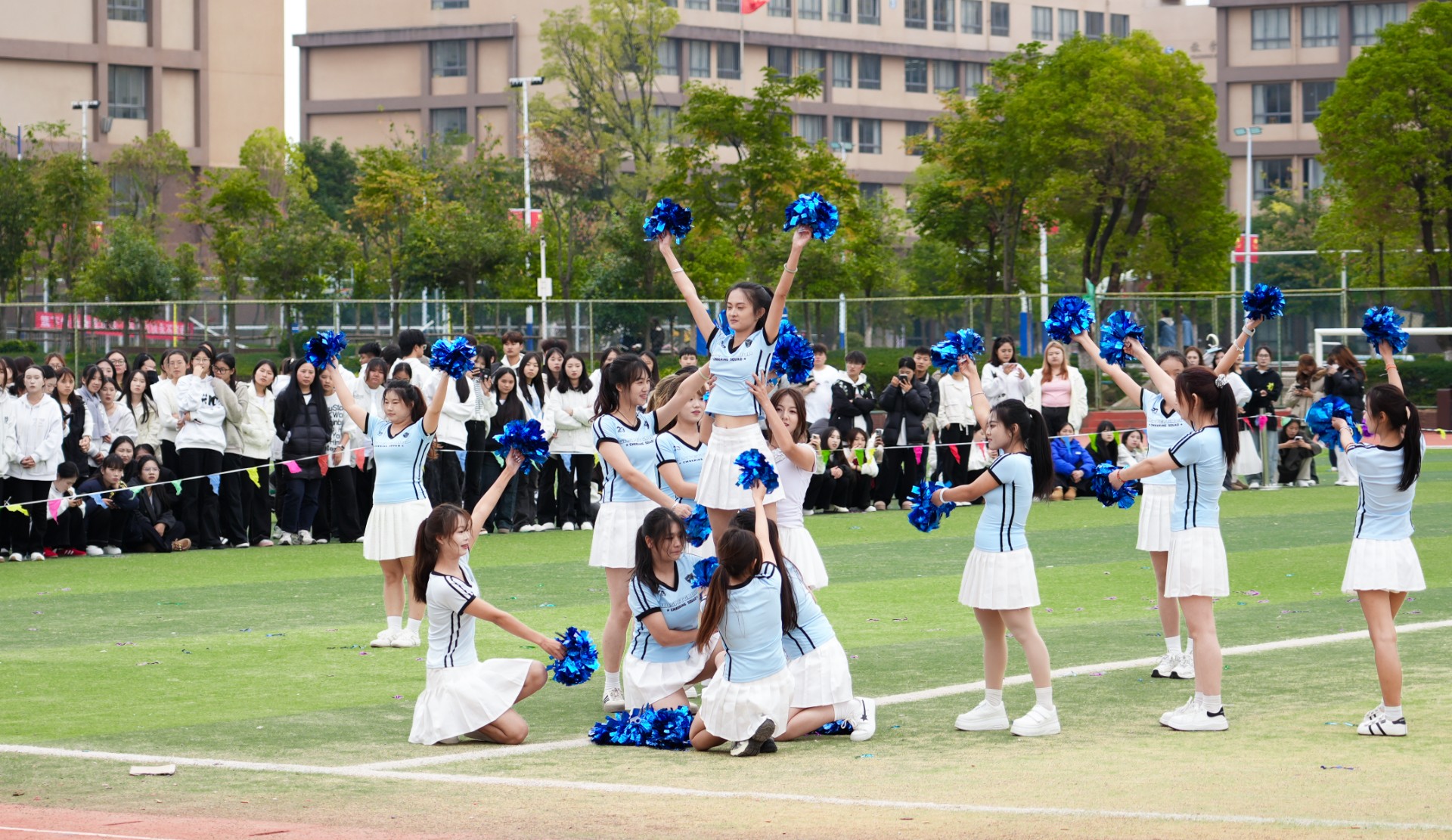 智慧健康医学院——当啦啦操遇见青春，这场比赛满是活力与热爱！